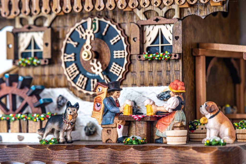 horloge coucou avec scène de vie