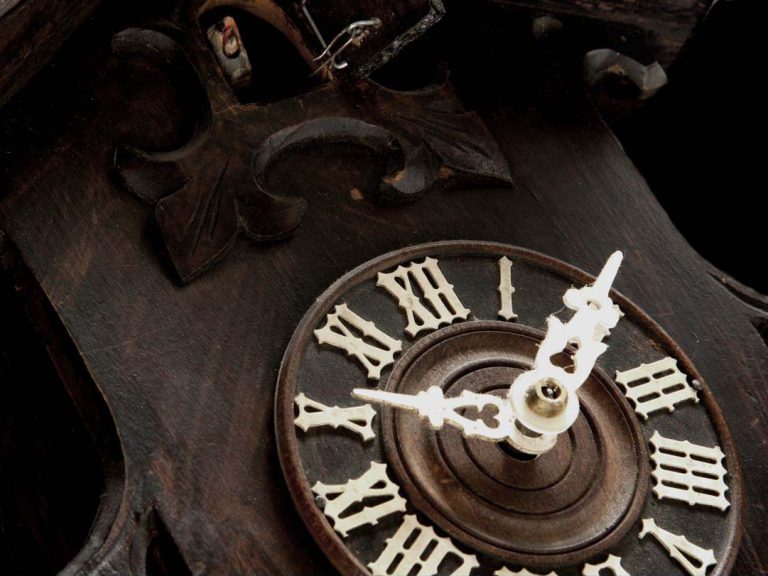 entretenir une horloge coucou empoussiérée